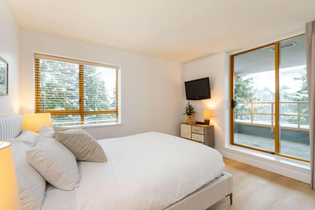 Casa de férias Renovated 2bed-2bath In Village With Pool, Hot Tub, And Sauna